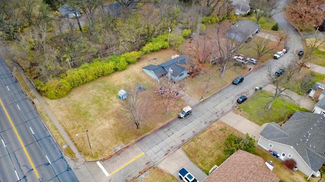 1105 Village Dr, Manhattan, KS 66503