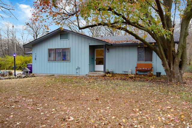 1105 Village Dr, Manhattan, KS 66503