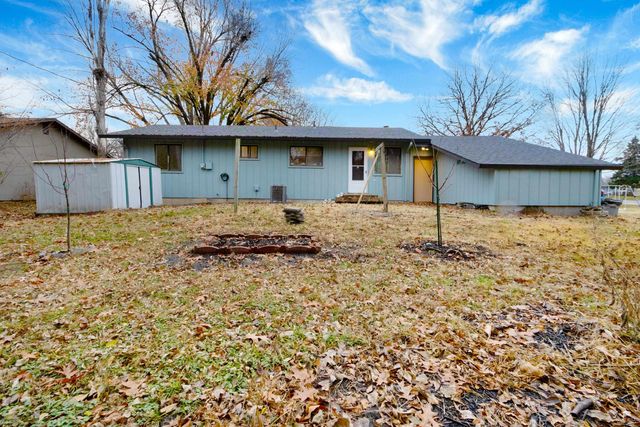 1105 Village Dr, Manhattan, KS 66503