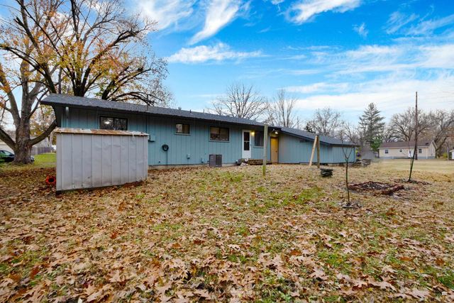 1105 Village Dr, Manhattan, KS 66503
