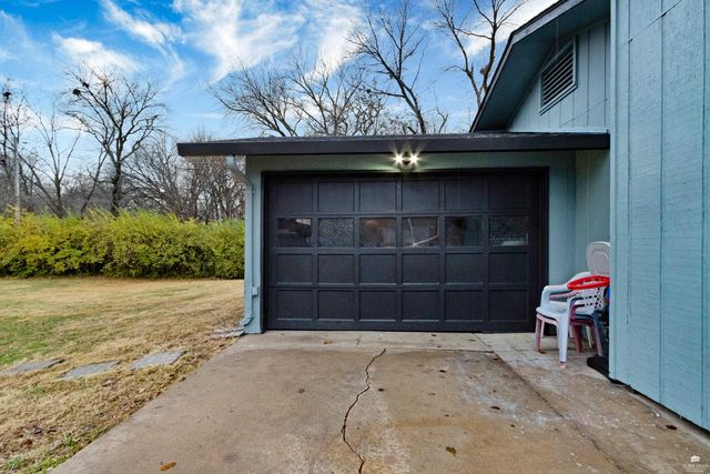 1105 Village Dr, Manhattan, KS 66503