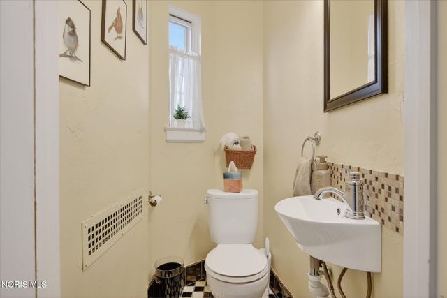 4104 Brookside Road, Ottawa Hills, OH 43606