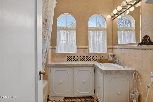 4104 Brookside Road, Ottawa Hills, OH 43606