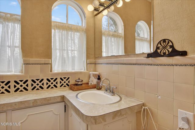 4104 Brookside Road, Ottawa Hills, OH 43606