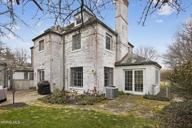 4104 Brookside Road, Ottawa Hills, OH 43606