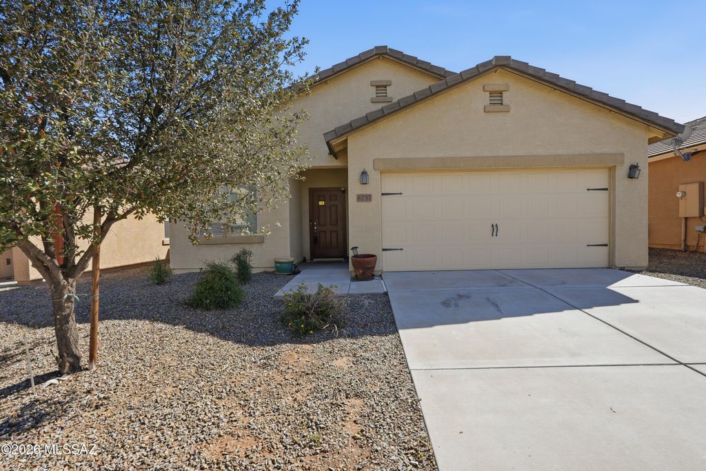 6737 S Cut Bow Drive, Tucson, AZ 85757
