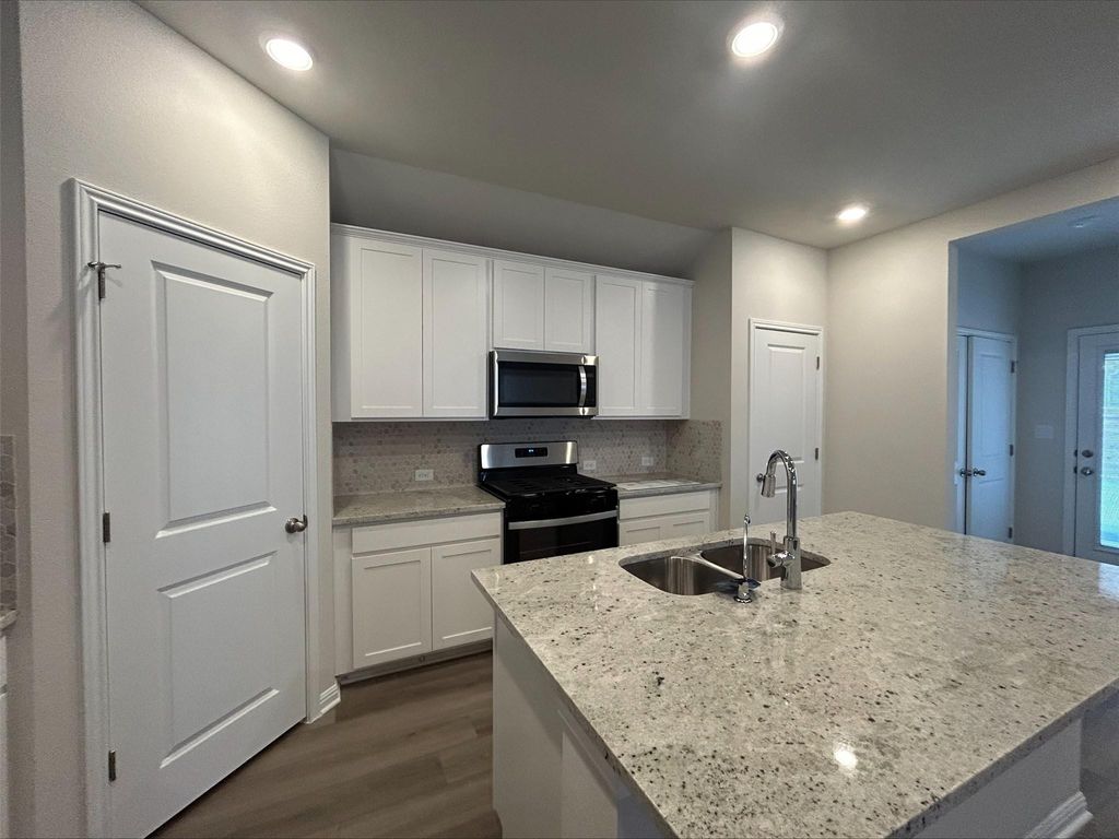 125 Zinnia LN, Hutto, TX 78634