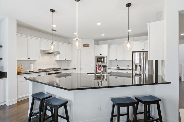 1323 N Traverse Avenue, Clovis, CA 93619