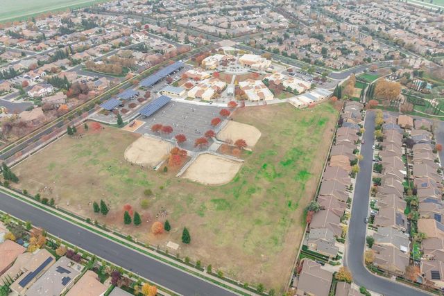 1323 N Traverse Avenue, Clovis, CA 93619