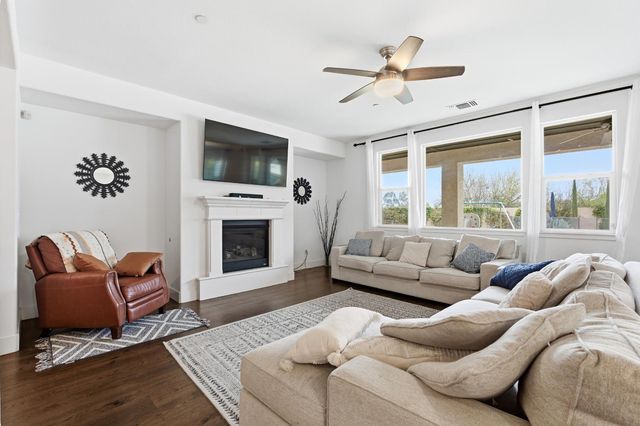 1323 N Traverse Avenue, Clovis, CA 93619