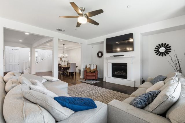 1323 N Traverse Avenue, Clovis, CA 93619