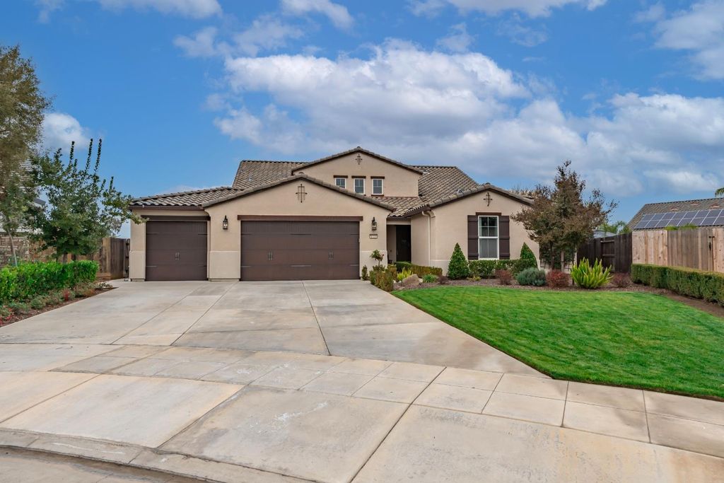 1323 N Traverse Avenue, Clovis, CA 93619