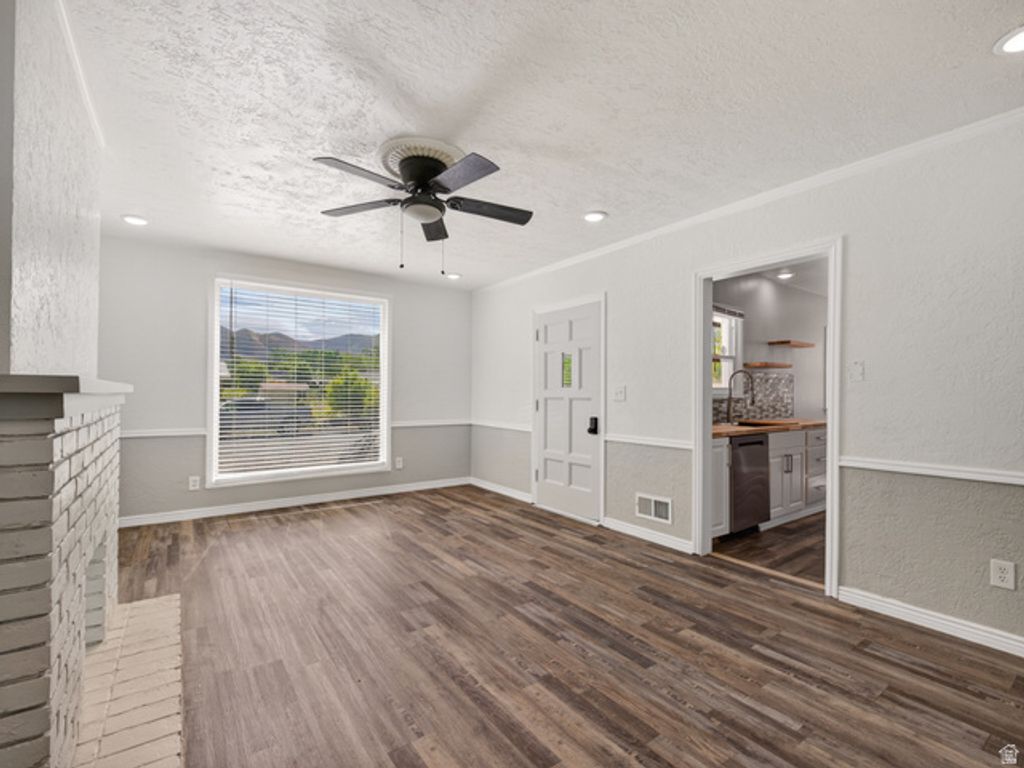 Image 4 of property listing at 74 S 300 E, Springville, UT 84663