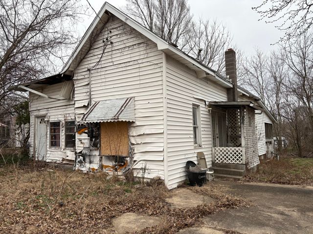 402 Henley Street, Ava, MO 65608