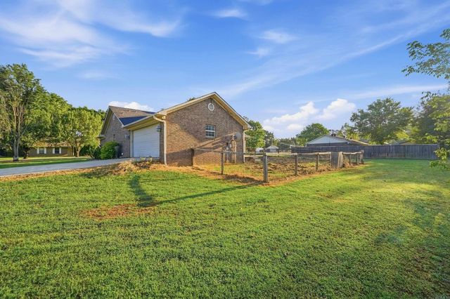 2 Tumblewood Dr, Conway, AR 72032