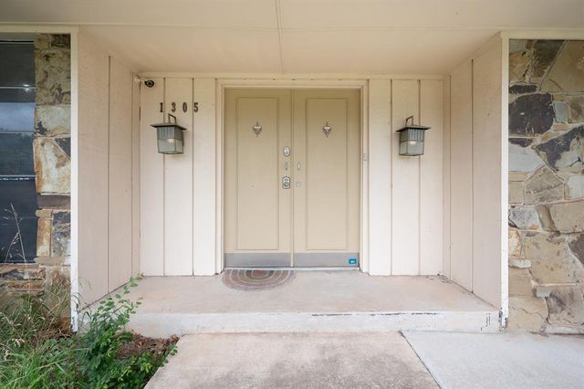 1305 Quail Hollow Drive, Norman, OK 73072