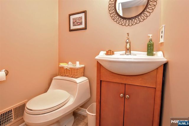 279 Collignon Way 5, River Vale, NJ 07675