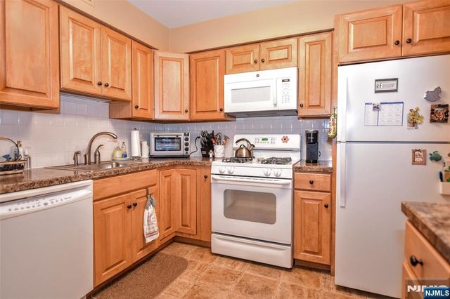 279 Collignon Way 5, River Vale, NJ 07675