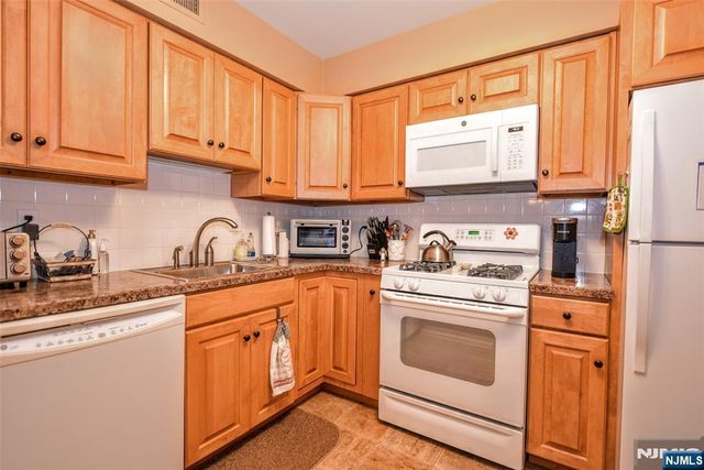 279 Collignon Way 5, River Vale, NJ 07675