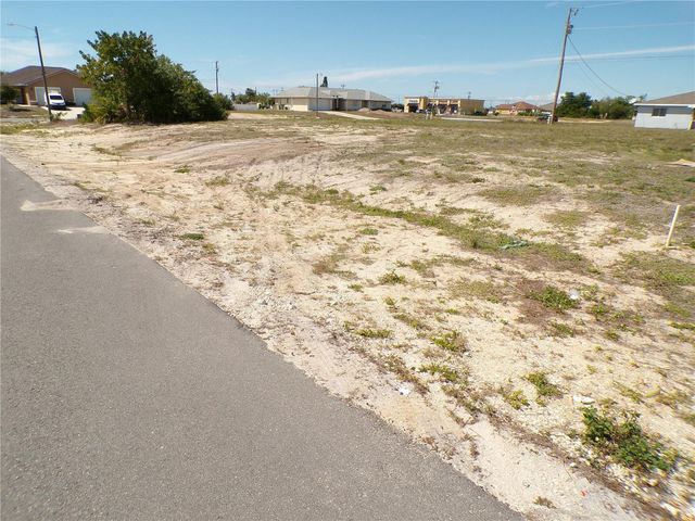 821 NE 15TH LANE, Cape Coral, FL 33909