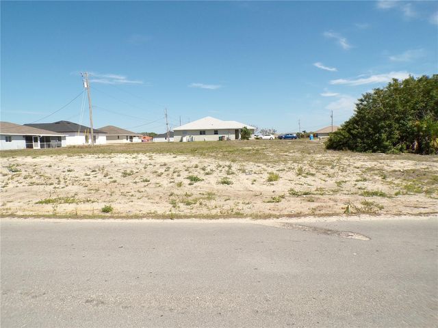 821 NE 15TH LANE, Cape Coral, FL 33909