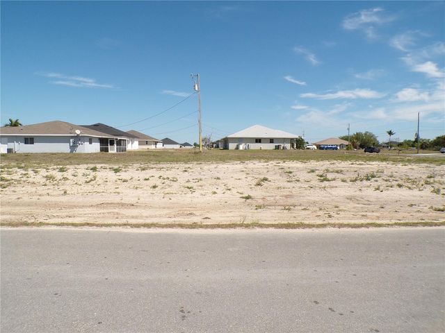 821 NE 15TH LANE, Cape Coral, FL 33909