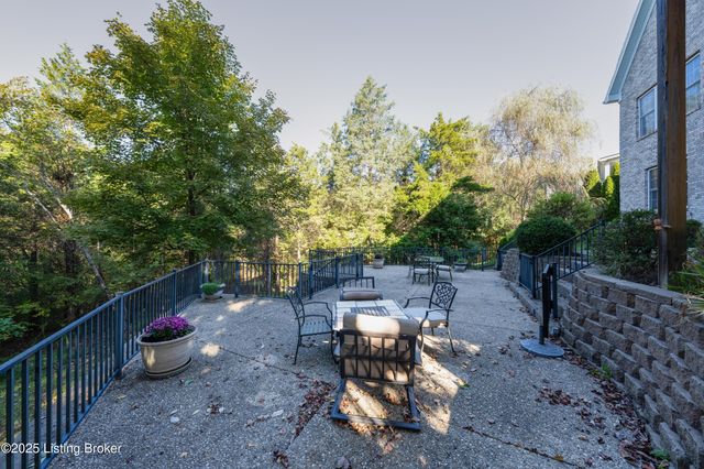 11006 Radleigh Ln, Louisville, KY 40291