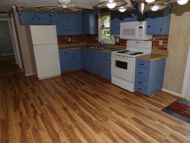 53 H Putnam Rd, Charlton, MA 01507