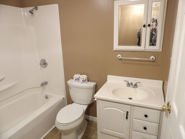 53 H Putnam Rd, Charlton, MA 01507