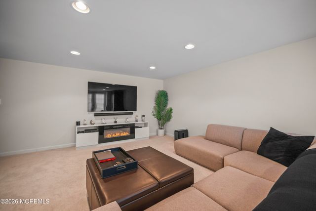 5 Cortland Road, Eatontown, NJ 07724