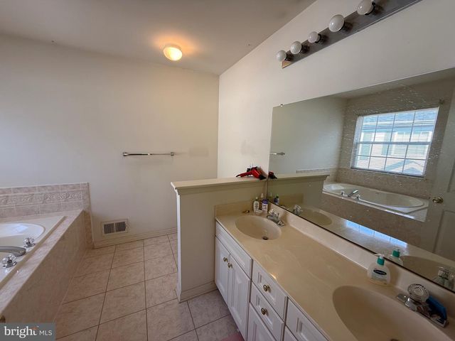 256 FOUNTAYNE LN, Lawrenceville, NJ 08648