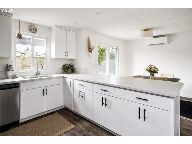 2630 Ne SARATOGA St, Portland, OR 97211