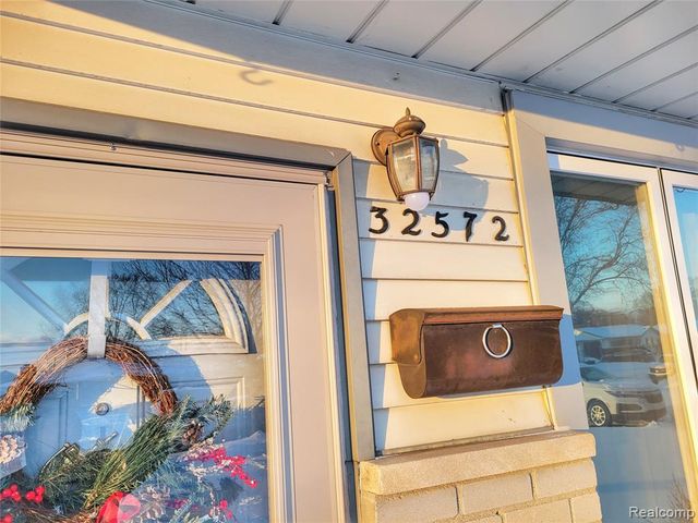 32572 Kathryn Street, Garden City, MI 48135