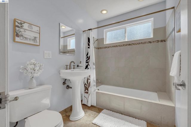 7538 Circle Hill Dr, Oakland, CA 94605