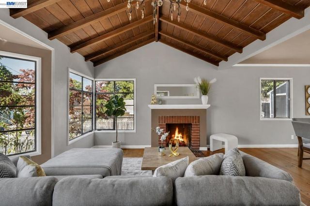 7538 Circle Hill Dr, Oakland, CA 94605