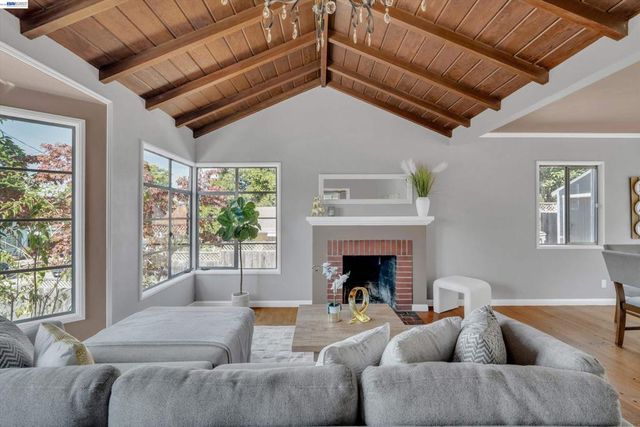 7538 Circle Hill Dr, Oakland, CA 94605