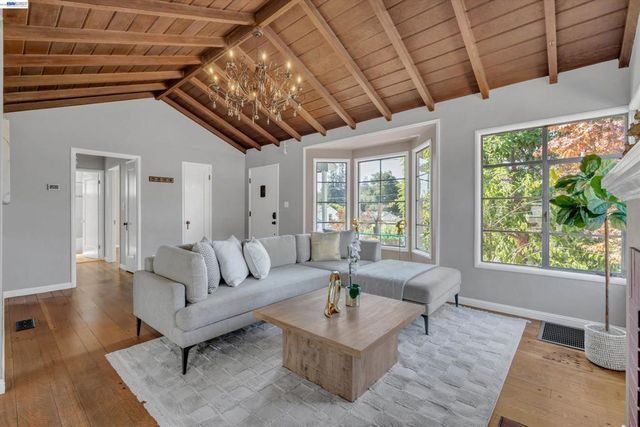 7538 Circle Hill Dr, Oakland, CA 94605