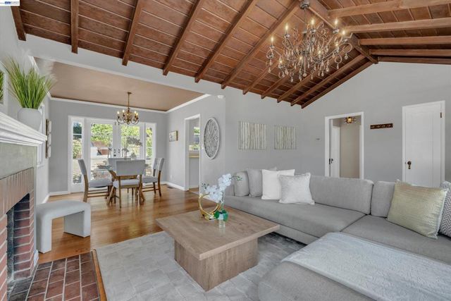 7538 Circle Hill Dr, Oakland, CA 94605