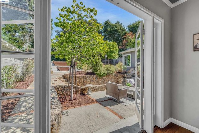 7538 Circle Hill Dr, Oakland, CA 94605