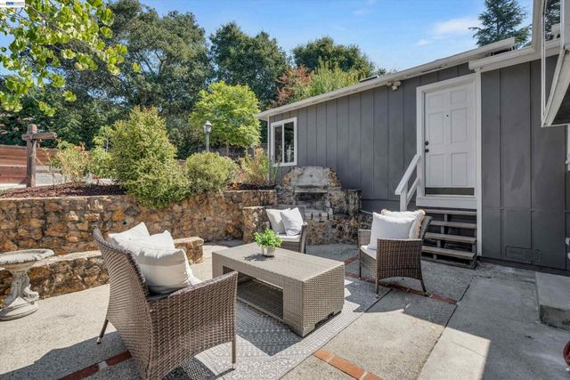 7538 Circle Hill Dr, Oakland, CA 94605