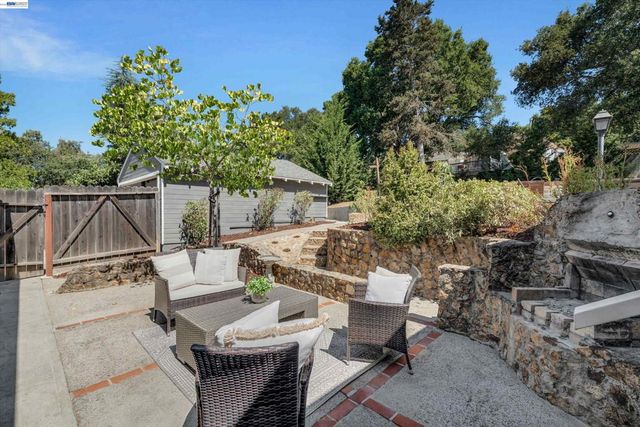 7538 Circle Hill Dr, Oakland, CA 94605