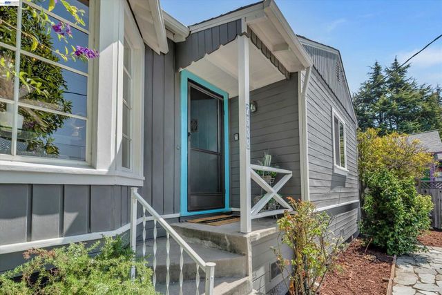 7538 Circle Hill Dr, Oakland, CA 94605