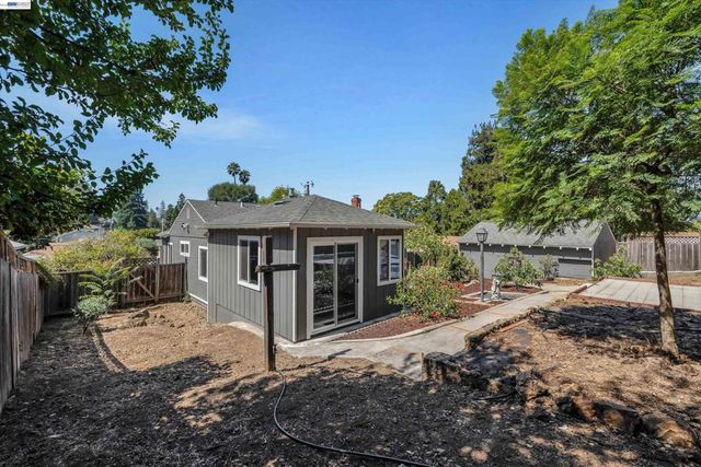 7538 Circle Hill Dr, Oakland, CA 94605