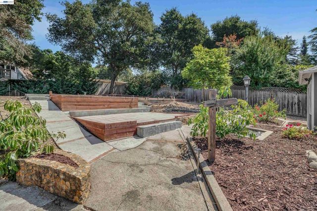 7538 Circle Hill Dr, Oakland, CA 94605
