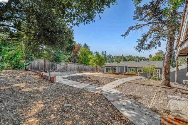 7538 Circle Hill Dr, Oakland, CA 94605
