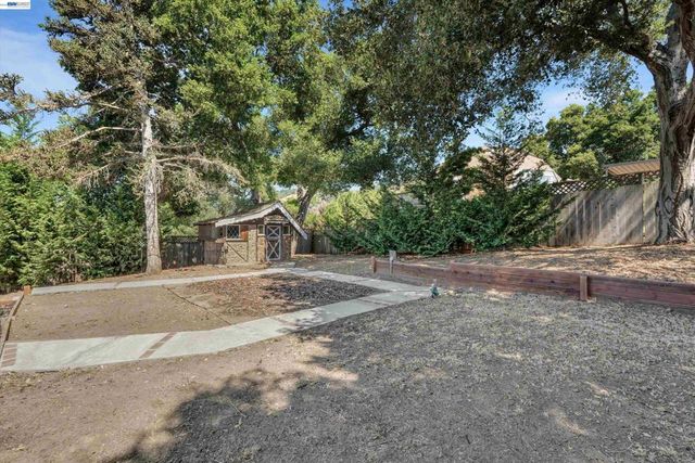 7538 Circle Hill Dr, Oakland, CA 94605