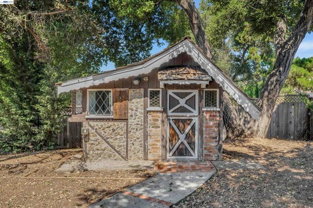 7538 Circle Hill Dr, Oakland, CA 94605