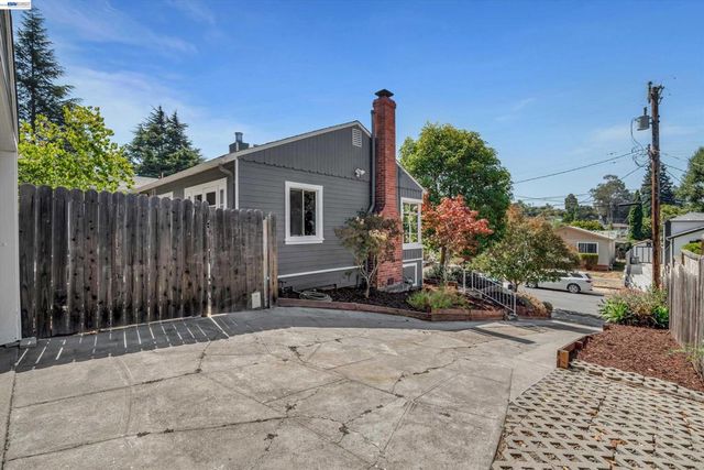 7538 Circle Hill Dr, Oakland, CA 94605