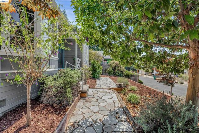 7538 Circle Hill Dr, Oakland, CA 94605