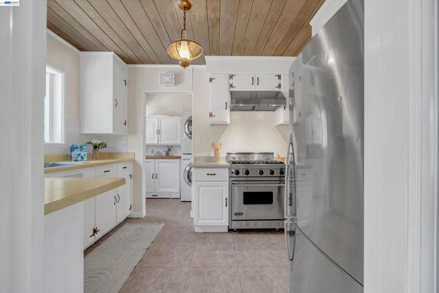 7538 Circle Hill Dr, Oakland, CA 94605